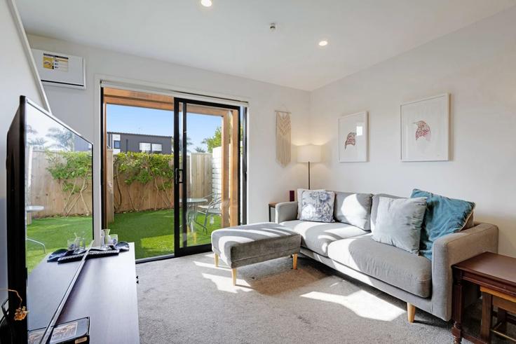 Salle de séjour élégante avec mobilier moderne dans un appartement à Building Kervil Avenue - stayhub - 1601122 à Te Atatū Peninsula, Auckland Salle de séjour élégante avec mobilier moderne dans un appartement à Building Kervil Avenue - stayhub - 1601122 à Te Atatū Peninsula, Auckland