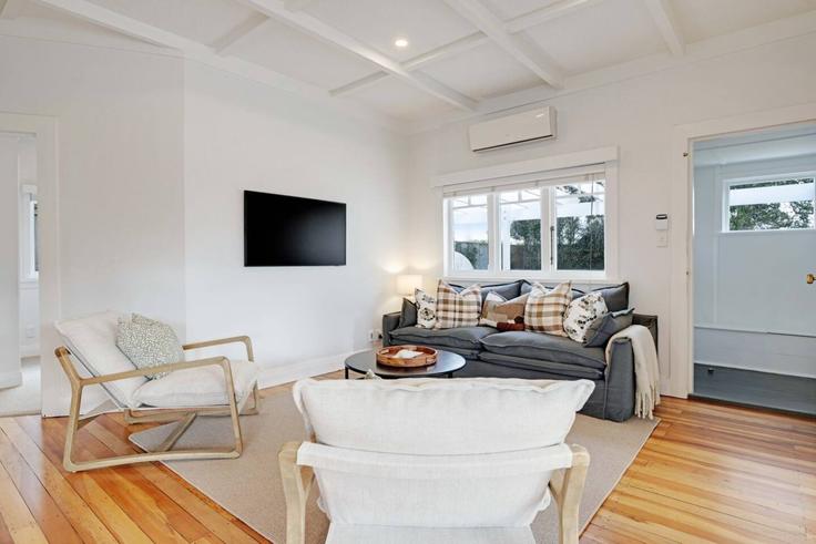 Elegante sala de estar con mobiliario moderno en un apartamento en Building Moire Road - stayhub - 1627136 en Massey, Auckland