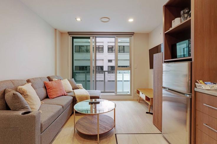 Auckland CBD, Auckland에 위치한 Building Beach Road - stayhub - 1631791 유닛의 세련된 인테리어가 돋보이는 거실