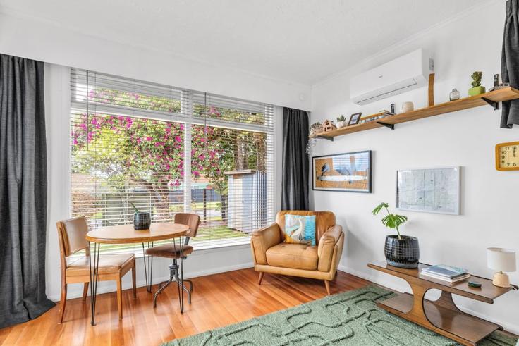 Elegante sala de estar con mobiliario moderno en un apartamento en Building Ashley Street - stayhub - 1637008 en Glenholme, Rotorua
