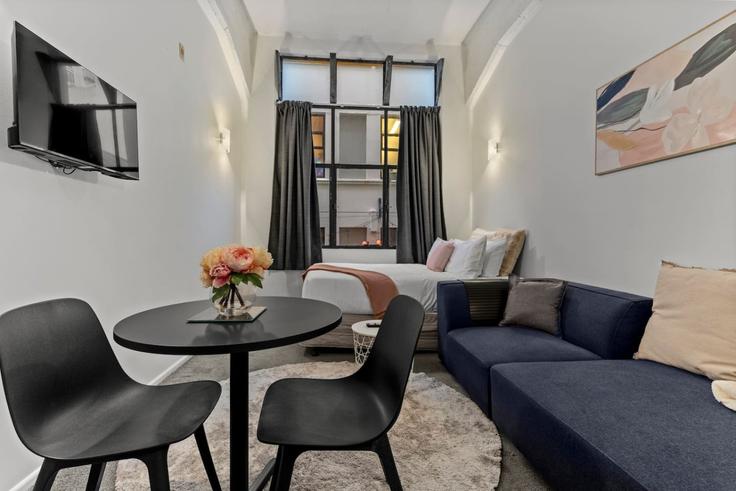 Elegant gestaltetes Wohnzimmer mit moderner Einrichtung in einer Wohnung im Building Durham Street East - stayhub - 1637091 in Auckland Central, Auckland