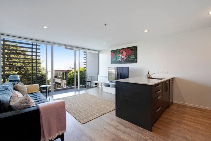 Salle de séjour élégante avec mobilier moderne dans un appartement à Building Exmouth Street - stayhub - 1647005 à Eden Terrace, Auckland Salle de séjour élégante avec mobilier moderne dans un appartement à Building Exmouth Street - stayhub - 1647005 à Eden Terrace, Auckland