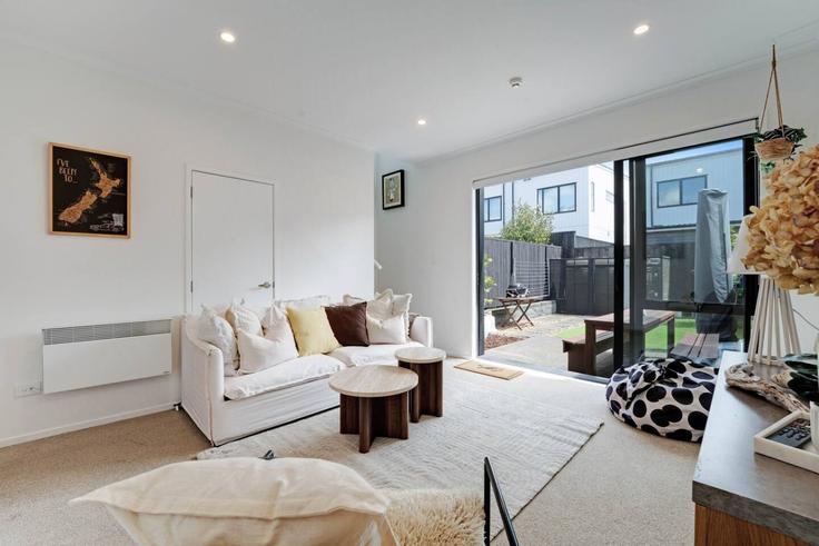 Auckland HobsonvilleのBuilding Walter Merton Road - stayhub - 1695518のアパートメントにある、モダンな家具を備えたエレガントなデザインのリビングルーム Auckland HobsonvilleのBuilding Walter Merton Road - stayhub - 1695518のアパートメントにある、モダンな家具を備えたエレガントなデザインのリビングルーム