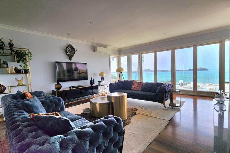 Sala de estar elegantemente projetada com móveis modernos em um apartamento no Building Karori Crescent - stayhub - 1291889 - NZL em Orakei, Auckland