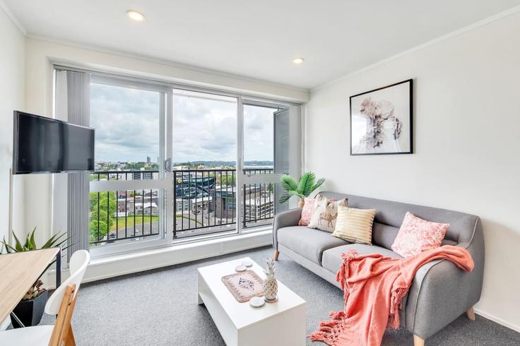 Building Cook Street - stayhub - 1291890 - NZL adresindeki bir dairede modern mobilyalarla zarif bir şekilde tasarlanmış oturma odası Auckland Central, Auckland Building Cook Street - stayhub - 1291890 - NZL adresindeki bir dairede modern mobilyalarla zarif bir şekilde tasarlanmış oturma odası Auckland Central, Auckland