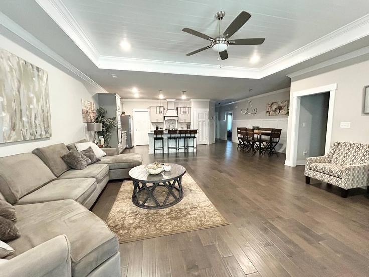 Elegante sala de estar con mobiliario moderno en un apartamento en Building 8613 Quinn drive SW - stayhuntsville - 1649172 en Huntsville, Huntsville Elegante sala de estar con mobiliario moderno en un apartamento en Building 8613 Quinn drive SW - stayhuntsville - 1649172 en Huntsville, Huntsville