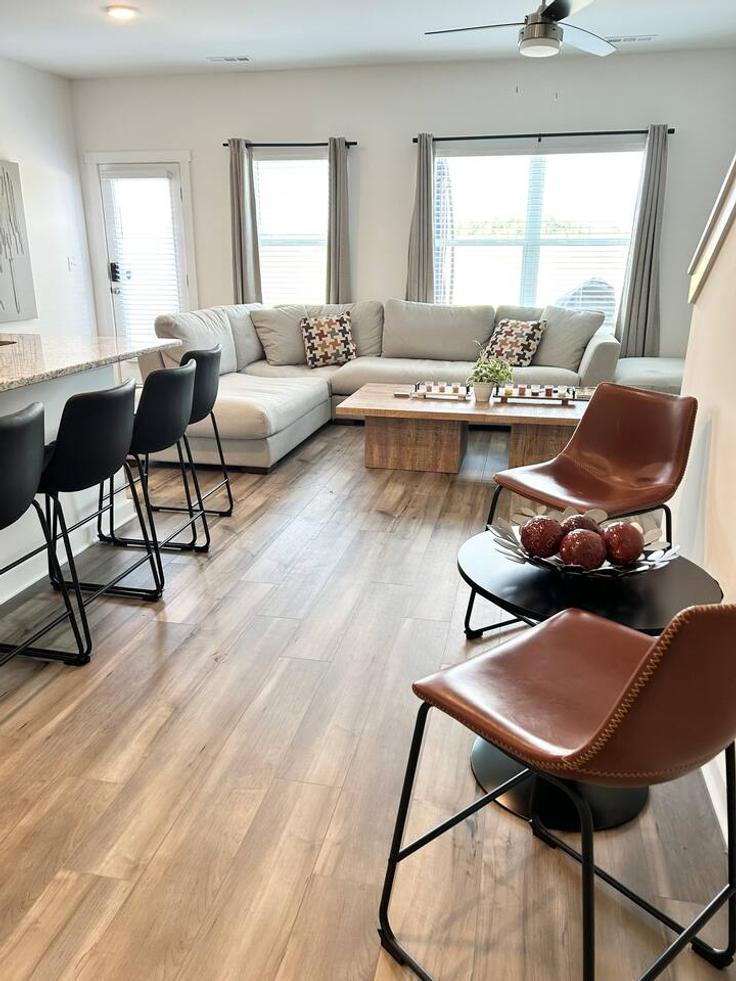 Elegante sala de estar con mobiliario moderno en un apartamento en Building 7568 Discovery Point Drive Northwest - stayhuntsville - 1649175 en Huntsville, Huntsville Elegante sala de estar con mobiliario moderno en un apartamento en Building 7568 Discovery Point Drive Northwest - stayhuntsville - 1649175 en Huntsville, Huntsville