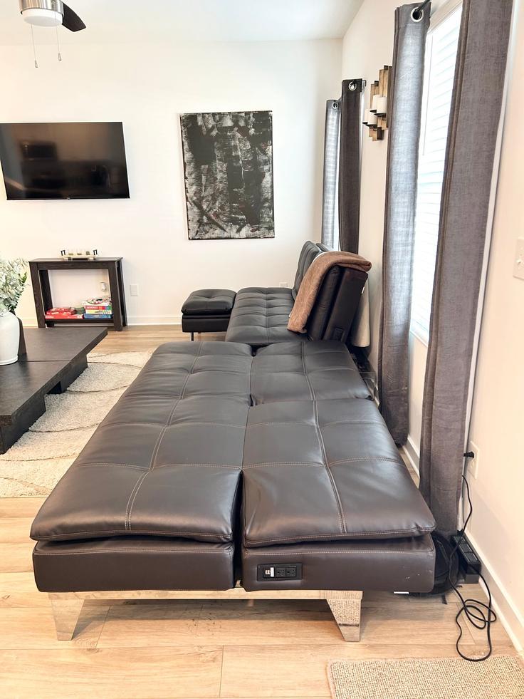 Elegante sala de estar con mobiliario moderno en un apartamento en Building 7570 Discovery Point Drive Northwest - stayhuntsville - 1649178 en Huntsville, Huntsville Elegante sala de estar con mobiliario moderno en un apartamento en Building 7570 Discovery Point Drive Northwest - stayhuntsville - 1649178 en Huntsville, Huntsville