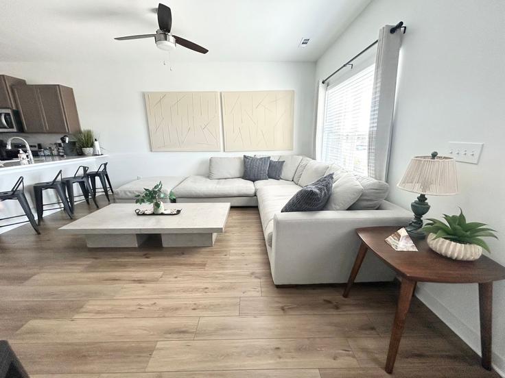 Elegante sala de estar con mobiliario moderno en un apartamento en Building 7701 Helen Lane Northwest - stayhuntsville - 1649177 en Huntsville, Huntsville Elegante sala de estar con mobiliario moderno en un apartamento en Building 7701 Helen Lane Northwest - stayhuntsville - 1649177 en Huntsville, Huntsville