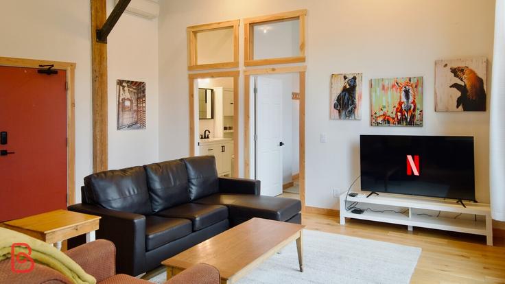 Salle de séjour élégante avec mobilier moderne dans un appartement à Building 2 Avenue - stayin - 1386640 à Fernie, Fernie