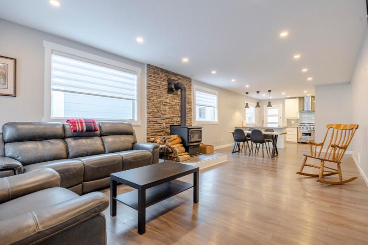 Sala de estar elegantemente projetada com móveis modernos em um apartamento no Building 2 Avenue - stayin - 1490151 em Fernie, Fernie