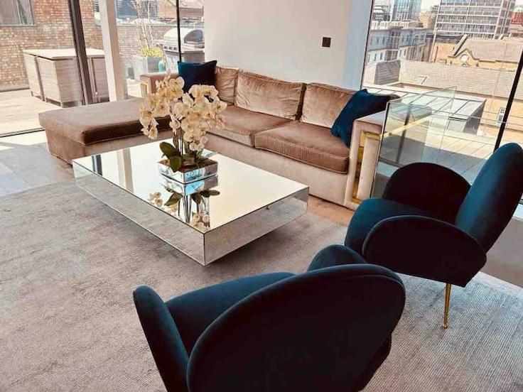 Elegante sala de estar con mobiliario moderno en un apartamento en Building Hoxton Square - stayldn - 1388757 en London Borough of Hackney, London Elegante sala de estar con mobiliario moderno en un apartamento en Building Hoxton Square - stayldn - 1388757 en London Borough of Hackney, London