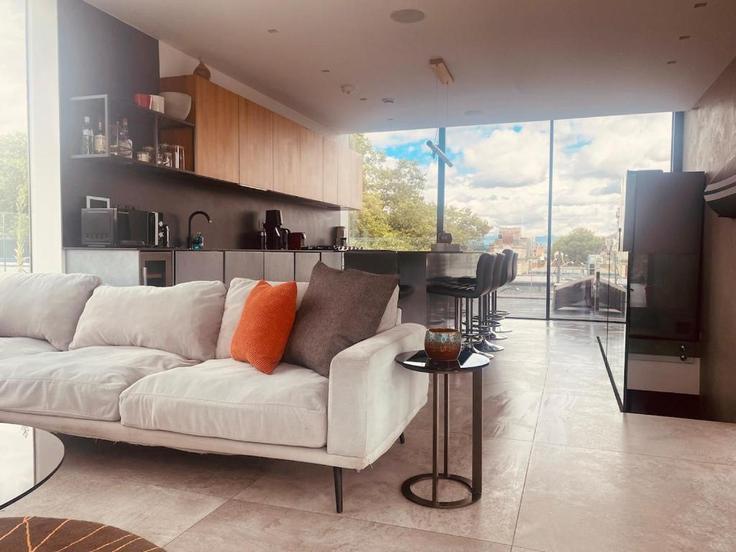 Salle de séjour élégante avec mobilier moderne dans un appartement à Building Hoxton Square - stayldn - 1388756 à London Borough of Hackney, London
