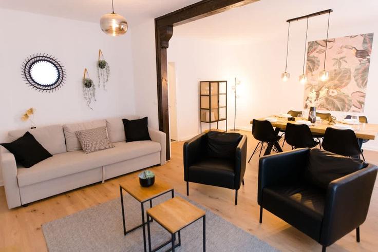 Sala de estar elegantemente projetada com móveis modernos em um apartamento no Building Kardinal-Bertram-Straße - staylight - 1404552 em Hildesheim, Hildesheim