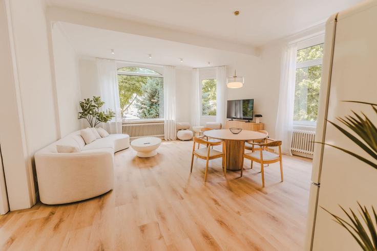Salle de séjour élégante avec mobilier moderne dans un appartement à Building Sedanstraße - staylight - 1404540 à Hildesheim, Hildesheim