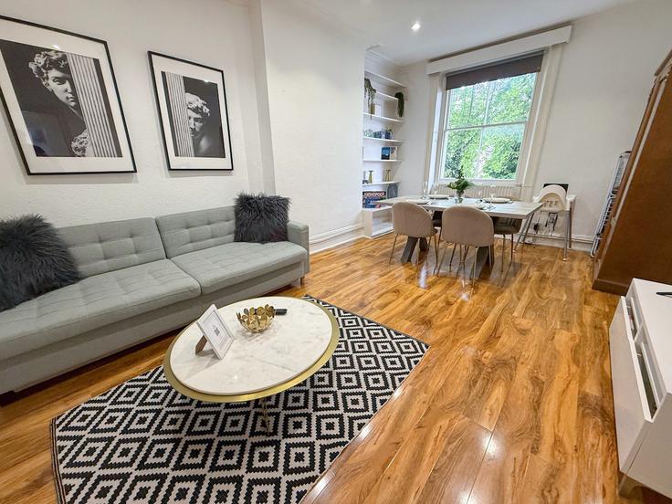 Sala de estar elegantemente projetada com móveis modernos em um apartamento no Building Springfield Road - staylio-london - 1523656 em City of Westminster, London