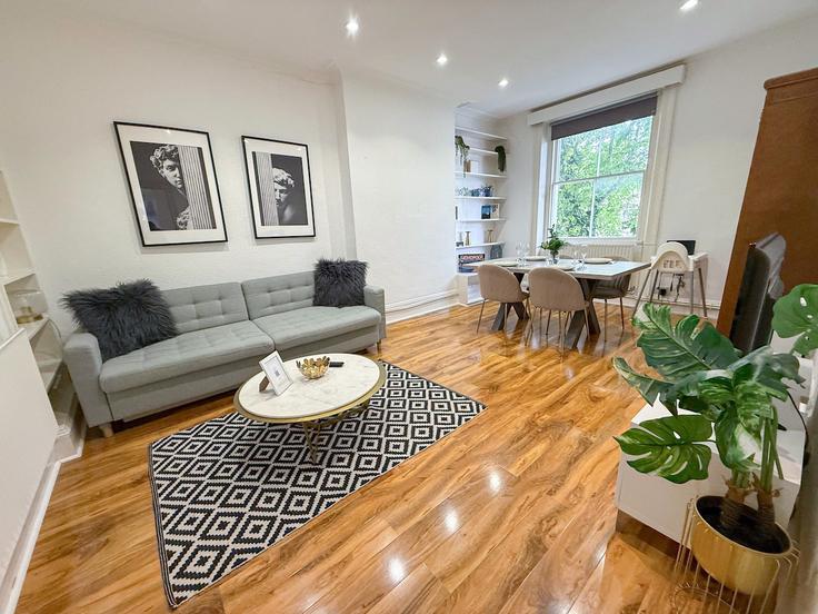 Elegant gestaltetes Wohnzimmer mit moderner Einrichtung in einer Wohnung im Building Springfield Road - staylio-london - 1523656 in City of Westminster, London