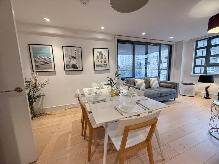 Sala de estar elegantemente projetada com móveis modernos em um apartamento no Building Orchardson Street - staylio-london - 1523659 em City of Westminster, London