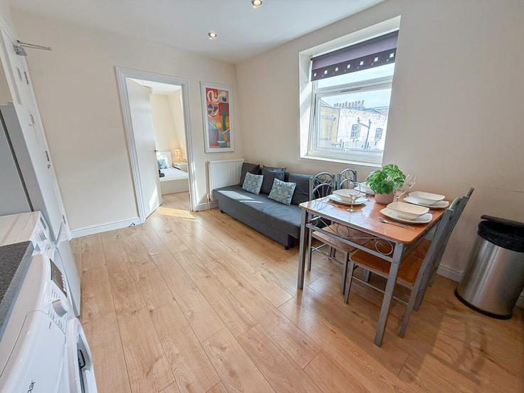 Sala de estar elegantemente projetada com móveis modernos em um apartamento no Building Commercial Road - staylio-london - 1523677 em London Borough of Tower Hamlets, London Sala de estar elegantemente projetada com móveis modernos em um apartamento no Building Commercial Road - staylio-london - 1523677 em London Borough of Tower Hamlets, London