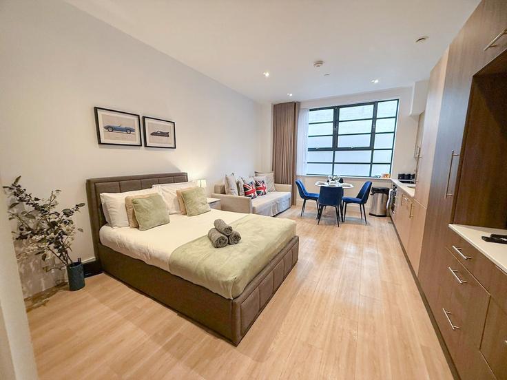 Sala de estar elegantemente projetada com móveis modernos em um apartamento no Building Lyons Place - staylio-london - 1523648 em City of Westminster, London