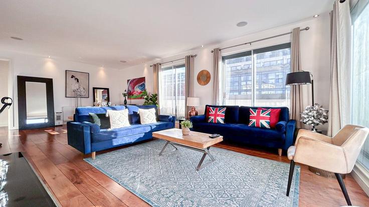 Elegante sala de estar con mobiliario moderno en un apartamento en Building Bevin Way - staylio-london - 1523679 en London Borough of Islington, London