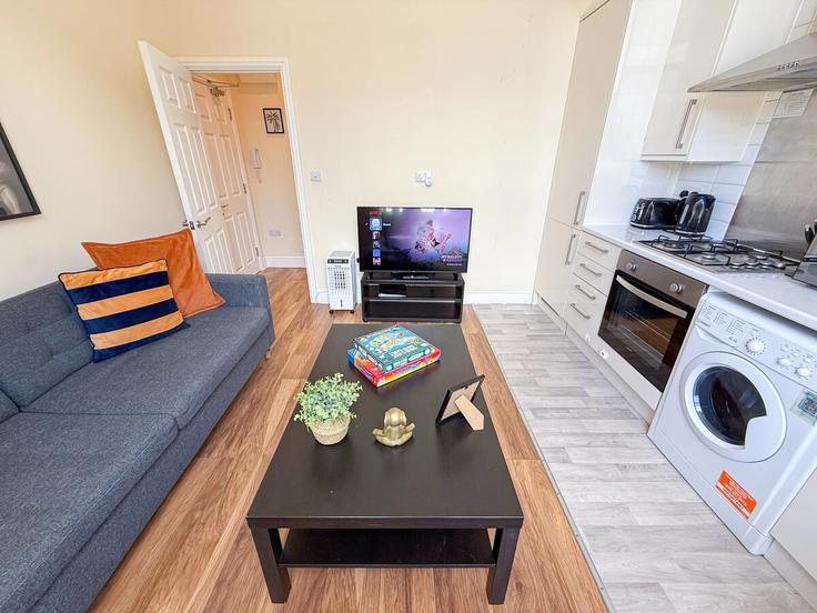 Elegante sala de estar con mobiliario moderno en un apartamento en Building Lakeside Road - staylio-london - 1523657 en London Borough of Hammersmith and Fulham, London