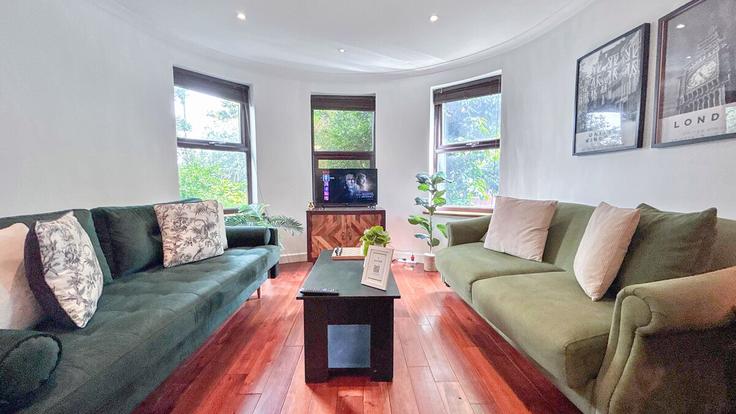 Sala de estar elegantemente projetada com móveis modernos em um apartamento no Building Coolhurst Road - staylio-london - 1523632 em London Borough of Haringey, London