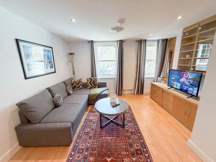 Sala de estar elegantemente projetada com móveis modernos em um apartamento no Building Cunningham Court - staylio-london - 1523645 em City of Westminster, London