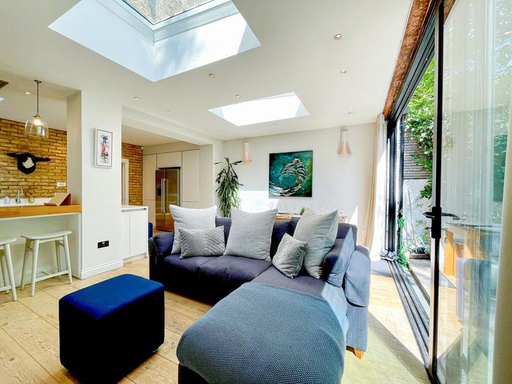 Elegante sala de estar con mobiliario moderno en un apartamento en Building Batoum Gardens - staylio-london - 1523678 en London Borough of Hammersmith and Fulham, London