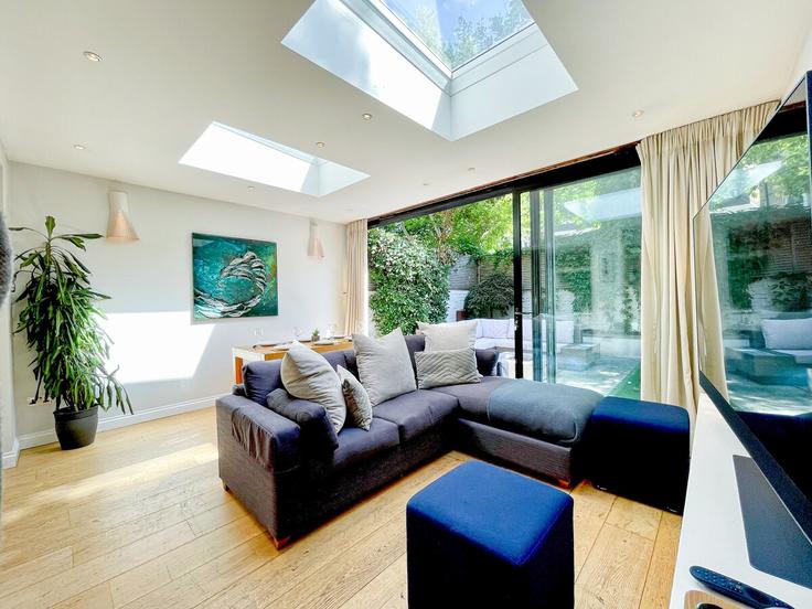 London Borough of Hammersmith and Fulham, London에 위치한 Building Batoum Gardens - staylio-london - 1523678 유닛의 세련된 인테리어가 돋보이는 거실