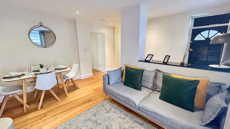 Sala de estar elegantemente projetada com móveis modernos em um apartamento no Building London - staylio-london - 1523653 em London Borough of Lambeth, London