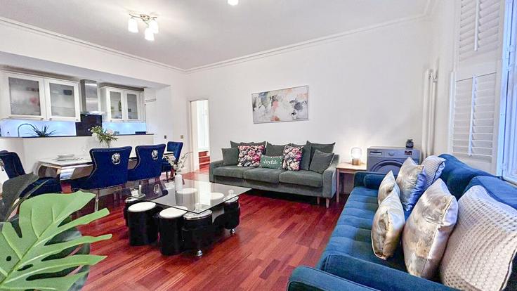 Building Baker Street - staylio-london - 1523639 adresindeki bir dairede modern mobilyalarla zarif bir şekilde tasarlanmış oturma odası City of Westminster, London