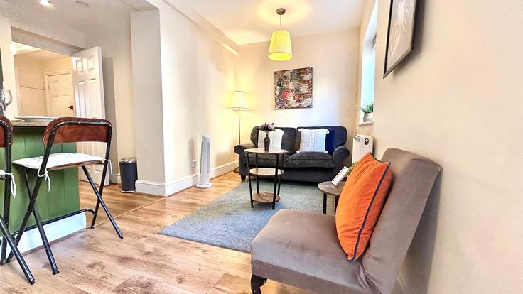 Building Warwick Lane - staylio-london - 1523658 adresindeki bir dairede modern mobilyalarla zarif bir şekilde tasarlanmış oturma odası Royal Borough of Kensington and Chelsea, London