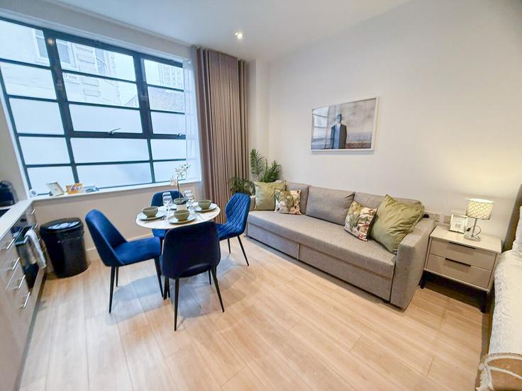Sala de estar elegantemente projetada com móveis modernos em um apartamento no Building Church Street Estate - staylio-london - 1523647 em City of Westminster, London
