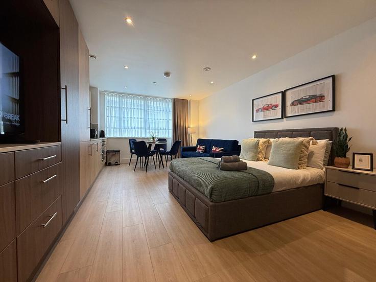 Sala de estar elegantemente projetada com móveis modernos em um apartamento no Building Orchardson Street - staylio-london - 1523662 em City of Westminster, London