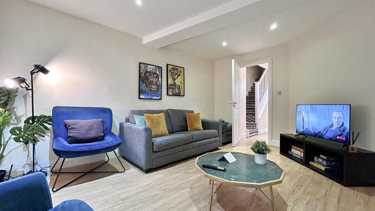 Salle de séjour élégante avec mobilier moderne dans un appartement à Building Cambridge Street - staylio-london - 1523672 à City of Westminster, London