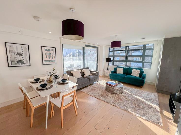 Sala de estar elegantemente projetada com móveis modernos em um apartamento no Building Penfold Street - staylio-london - 1523640 em City of Westminster, London