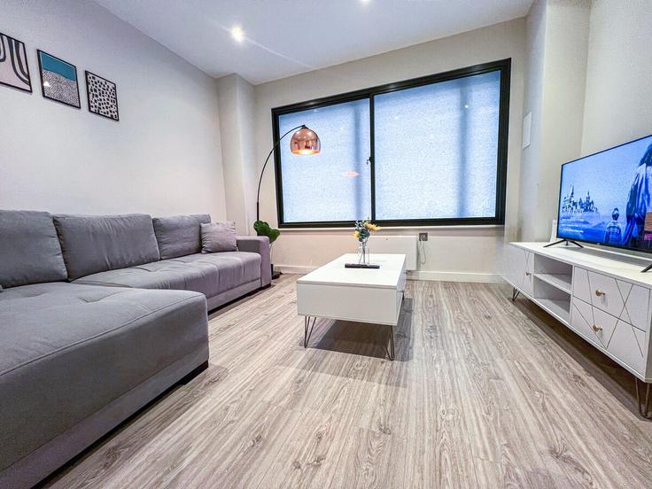 Sala de estar elegantemente projetada com móveis modernos em um apartamento no Building New Kent Road - staylio-london - 1523665 em London Borough of Southwark, London Sala de estar elegantemente projetada com móveis modernos em um apartamento no Building New Kent Road - staylio-london - 1523665 em London Borough of Southwark, London