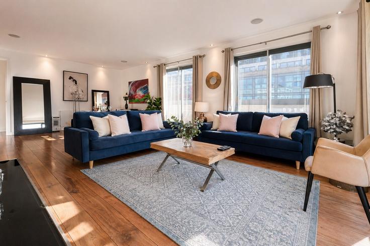 Elegante sala de estar con mobiliario moderno en un apartamento en Building James Lighthill House - staylio-london - 1523666 en London Borough of Islington, London