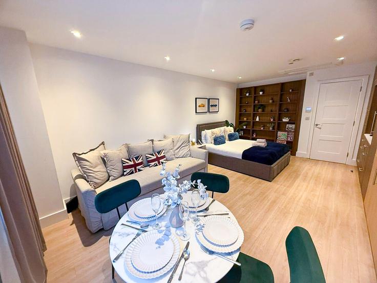 Sala de estar elegantemente projetada com móveis modernos em um apartamento no Building Lyons Place - staylio-london - 1523668 em City of Westminster, London