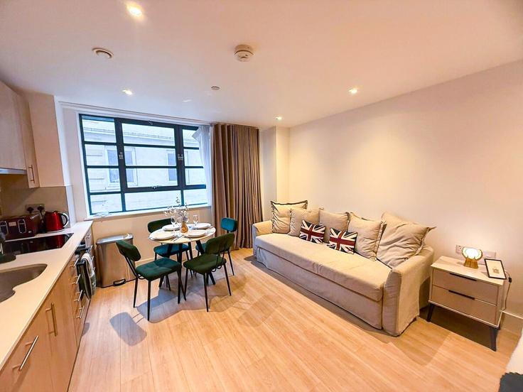 Elegant gestaltetes Wohnzimmer mit moderner Einrichtung in einer Wohnung im Building Lyons Place - staylio-london - 1523668 in City of Westminster, London