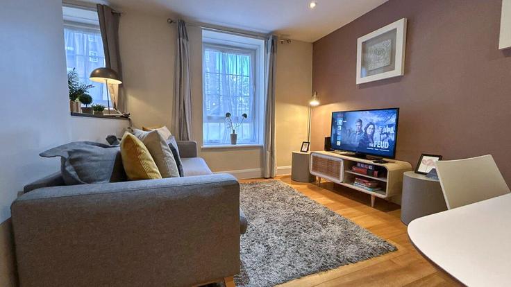 Elegant gestaltetes Wohnzimmer mit moderner Einrichtung in einer Wohnung im Building Claylands Road - staylio-london - 1534591 in London Borough of Lambeth, London Elegant gestaltetes Wohnzimmer mit moderner Einrichtung in einer Wohnung im Building Claylands Road - staylio-london - 1534591 in London Borough of Lambeth, London