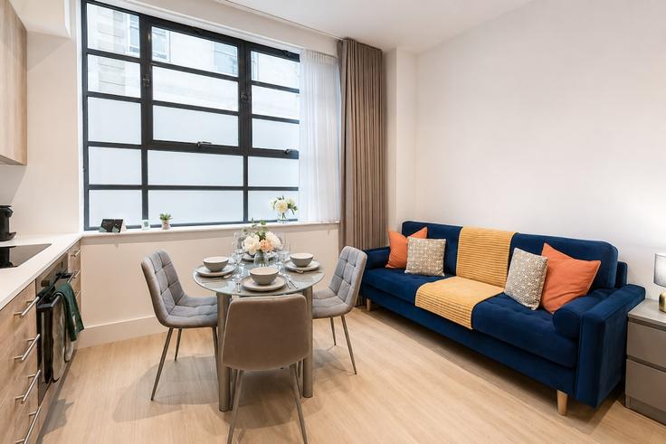 Sala de estar elegantemente projetada com móveis modernos em um apartamento no Building Frampton Street - staylio-london - 1580280 em City of Westminster, London Sala de estar elegantemente projetada com móveis modernos em um apartamento no Building Frampton Street - staylio-london - 1580280 em City of Westminster, London