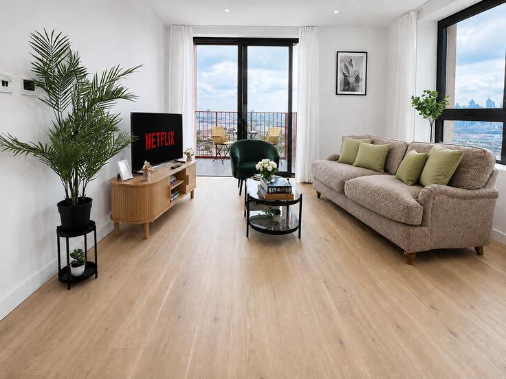 Sala de estar elegantemente projetada com móveis modernos em um apartamento no Building Chandlers Avenue - staylio-london - 1581386 em Royal Borough of Greenwich, London Sala de estar elegantemente projetada com móveis modernos em um apartamento no Building Chandlers Avenue - staylio-london - 1581386 em Royal Borough of Greenwich, London