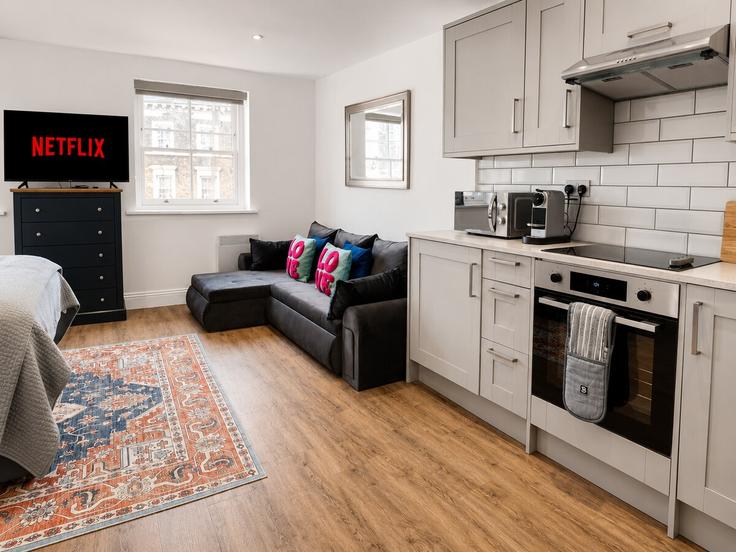 Elegante sala de estar con mobiliario moderno en un apartamento en Building Fairchild Place - staylio-london - 1602330 en London Borough of Hackney, London Elegante sala de estar con mobiliario moderno en un apartamento en Building Fairchild Place - staylio-london - 1602330 en London Borough of Hackney, London