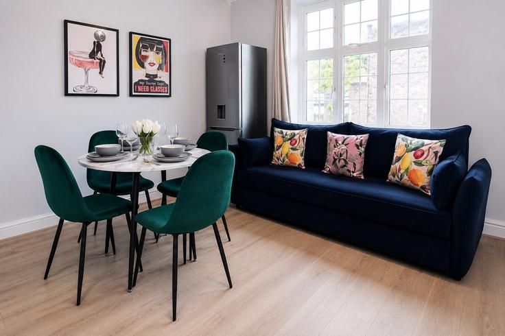 Sala de estar elegantemente projetada com móveis modernos em um apartamento no Building Cranleigh Street - staylio-london - 1622457 em London Borough of Camden, London