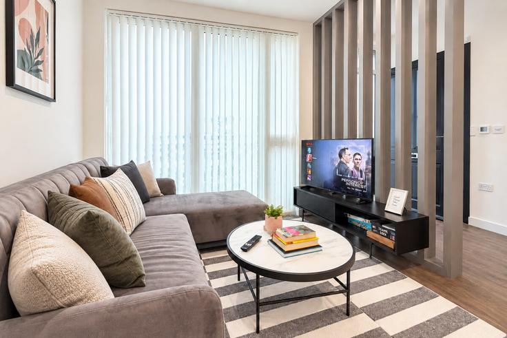 Salle de séjour élégante avec mobilier moderne dans un appartement à Building Springpark Drive - staylio-london - 1638450 à London Borough of Hackney, London