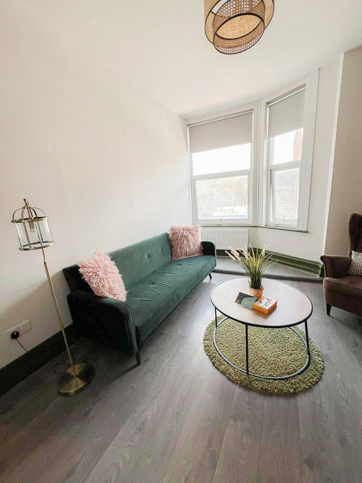 London Borough of Hammersmith and Fulham, London에 위치한 Building Askew Road - staylio-london - 1523676 유닛의 세련된 인테리어가 돋보이는 거실