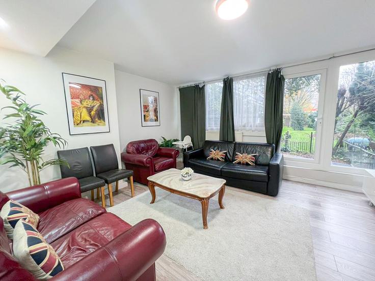 Sala de estar elegantemente projetada com móveis modernos em um apartamento no Building Warrington Crescent - staylio-london - 1523631 em City of Westminster, London