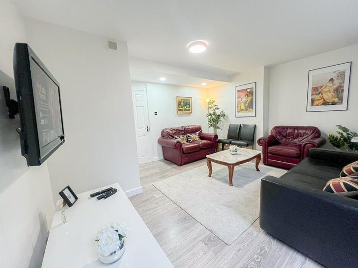 Building Warrington Crescent - staylio-london - 1523631 adresindeki bir dairede modern mobilyalarla zarif bir şekilde tasarlanmış oturma odası City of Westminster, London